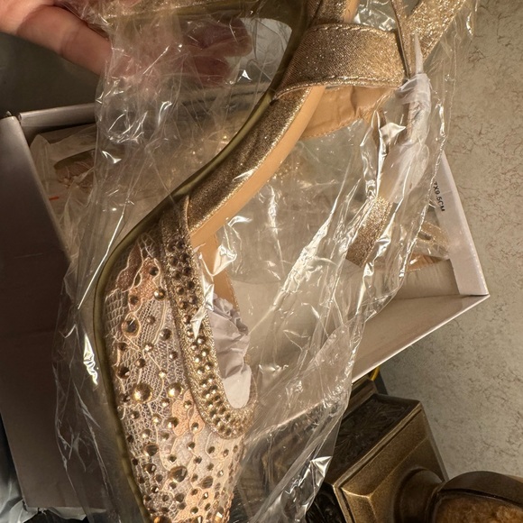 Elegant Gold Lace Heels - Picture 2 of 2